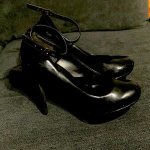 Woman high heels brand Guess size 6 black